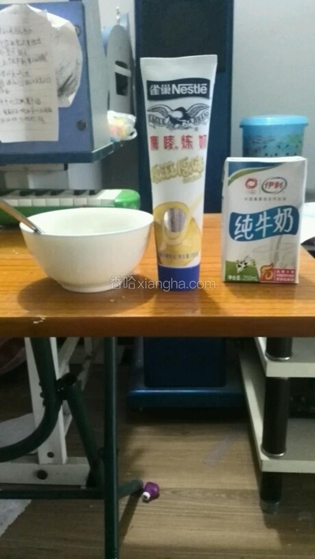 这是材料(炼乳纯牛奶小碗匙更)