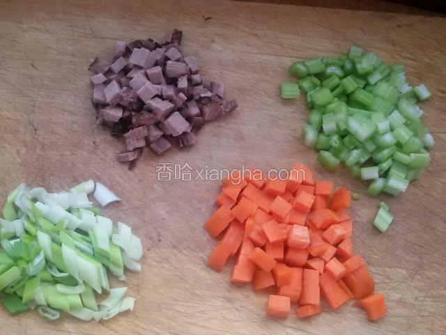 蔬菜和肉都切成丁备用。