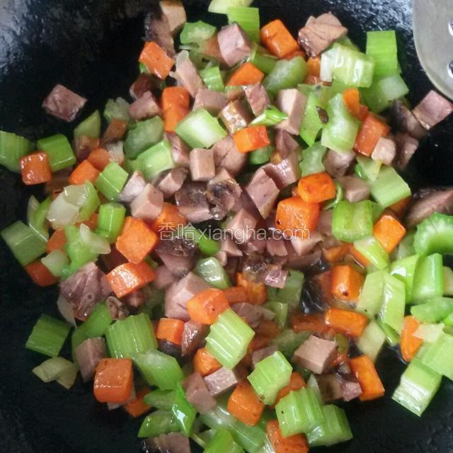 最后放牛肉了煸炒均匀。