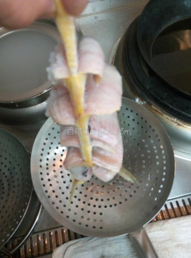 1，新鲜的大黄花鱼，打鳞并改刀。如图上。