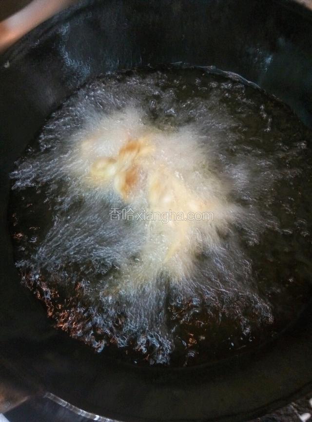 锅中放油，加热至八成热，把还好刀的鱼裹上糊下锅，转小火寖炸。