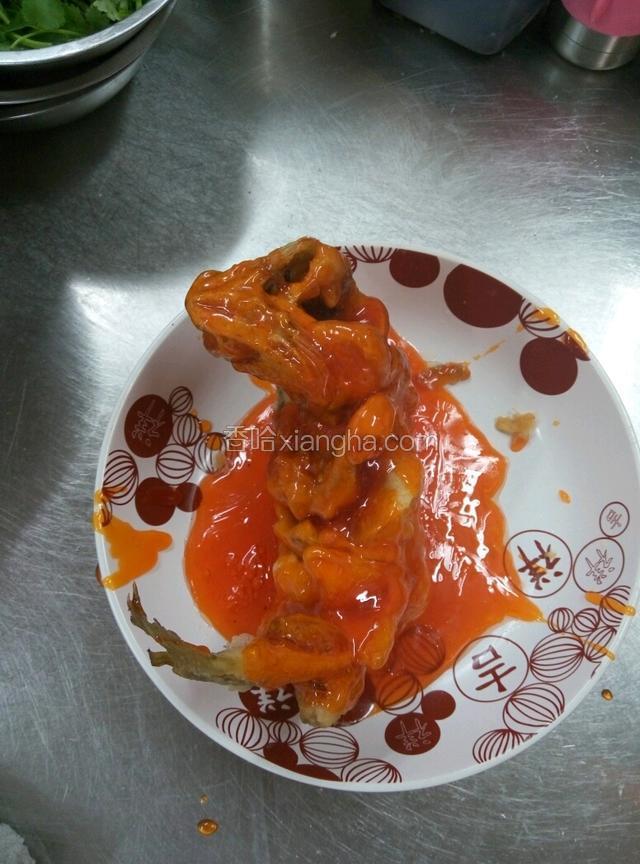 锅中留少许油，加入番茄酱，白唐，白醋，少许盐(只要一点点)待唐，醋，番茄酱，融合在一起后用少许少许生粉水打芡，浇在鱼上即可。