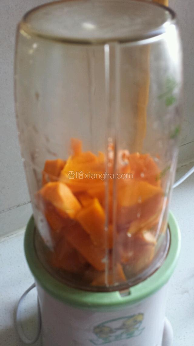 南瓜洗净去皮切丁