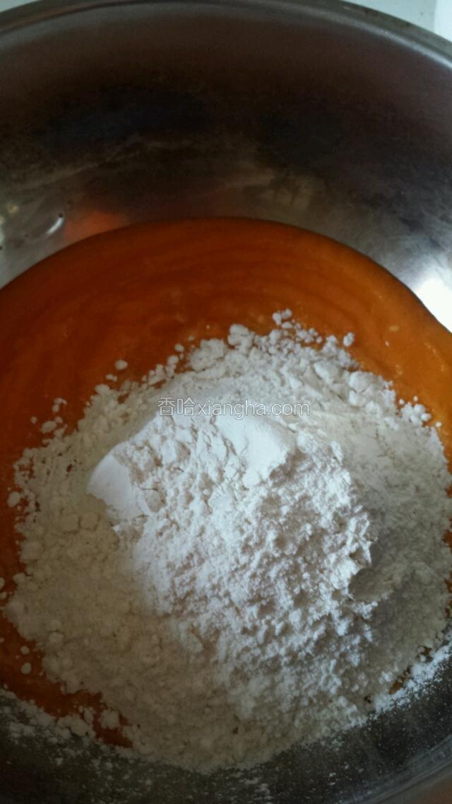 把打好的南瓜泥放入盆中，加入面粉