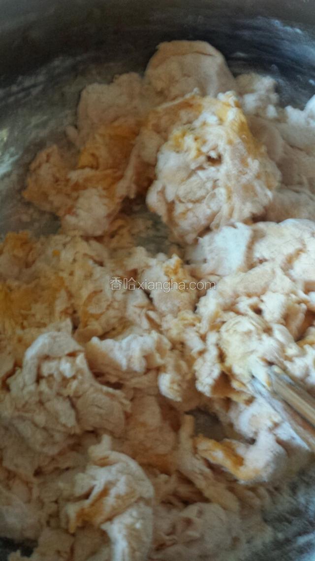 把面粉和南瓜搅成絮状