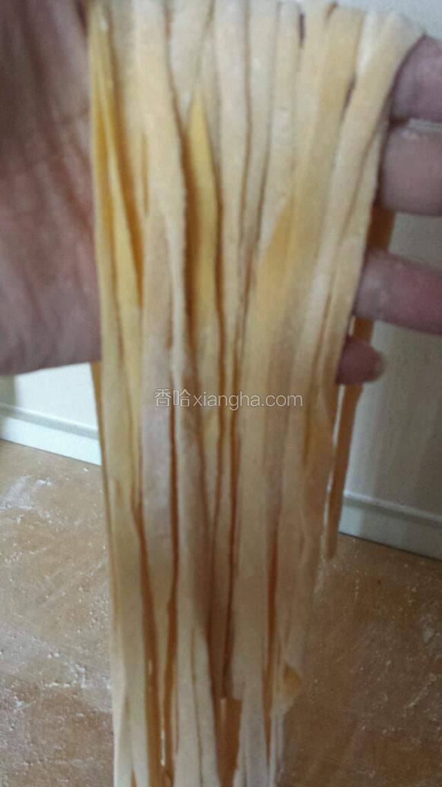 切好后撒少许玉米面，马上将面抖开。