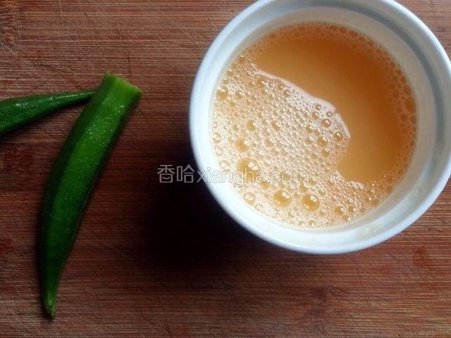 鸡蛋打散，加少许盐和橄榄油，冲入温水（别太烫，也不要是冷水）边倒边搅拌。蒸锅水煮开。