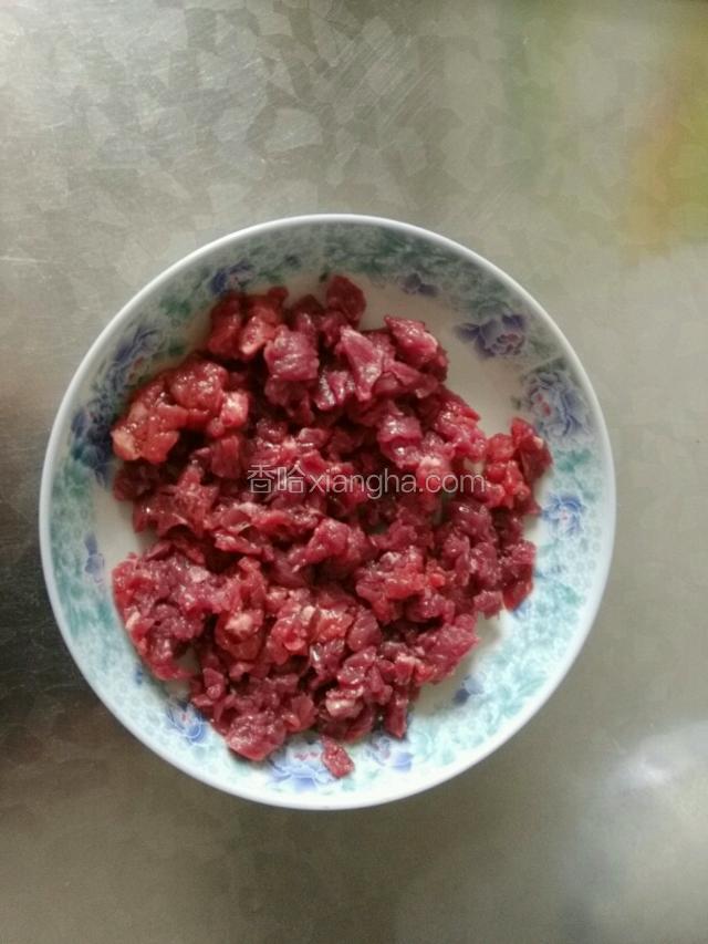 将牛肉剁成肉末