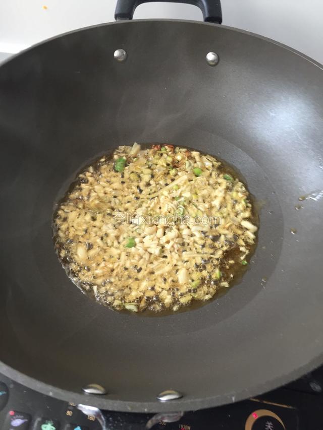 热锅，锅里倒入少量油，带油温升高，放入葱末，蒜末直到炒出香味