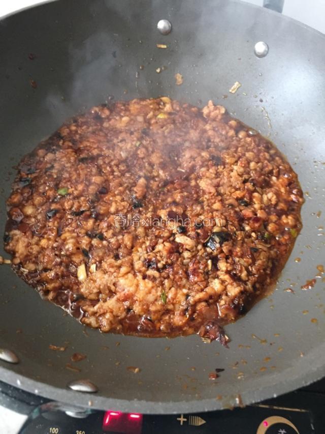 要不停的翻炒，让肉馅均匀受热，带肉馅变色了，放入一小勺五香粉，咸盐（根据自己口味放）我放了两小勺，不是很咸，这样还可以沾馒头吃！