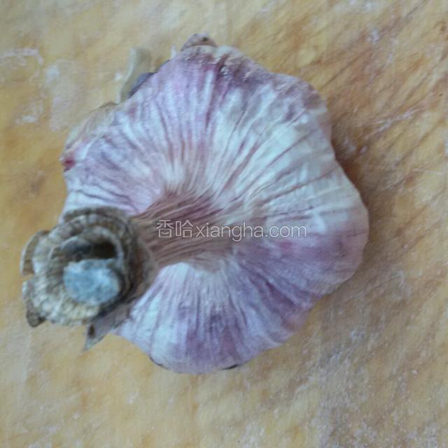 大蒜一头去皮拍碎剁成小碎粒。