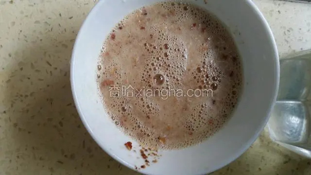 红枣片洗净，沥水，和红糖一起加入搅拌机，加适量凉白开，搅碎备用