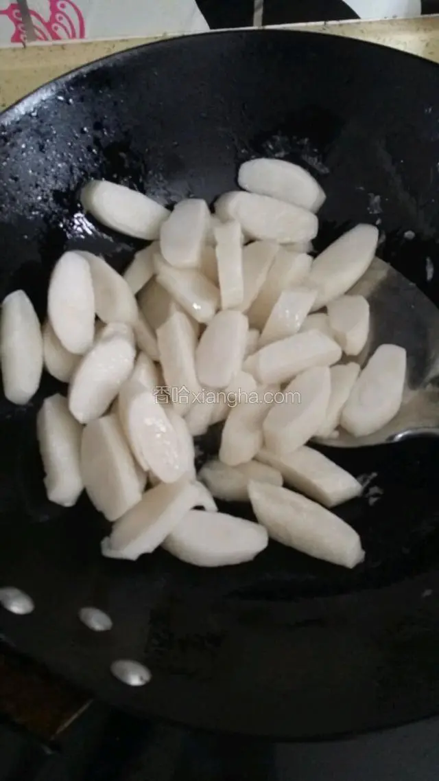 加入年糕炒软，加入红枣红糖水，熬收汁