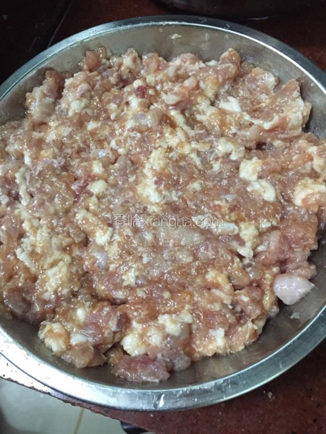 猪肉碎放酱油，即磨胡椒，盐，生粉，抓均勻，备用。