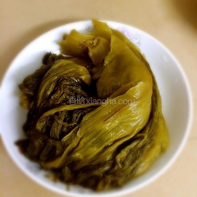 把咸菜洗干净，泡半个小时，家婆自制的略咸，泡洗过后口感更佳…