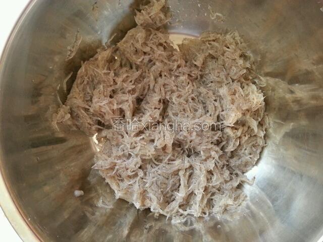 新鲜蜢子虾清水洗净，控出水分