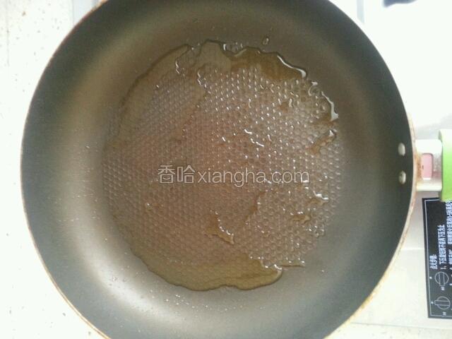 平底锅烧热后改小火倒入少量食用油