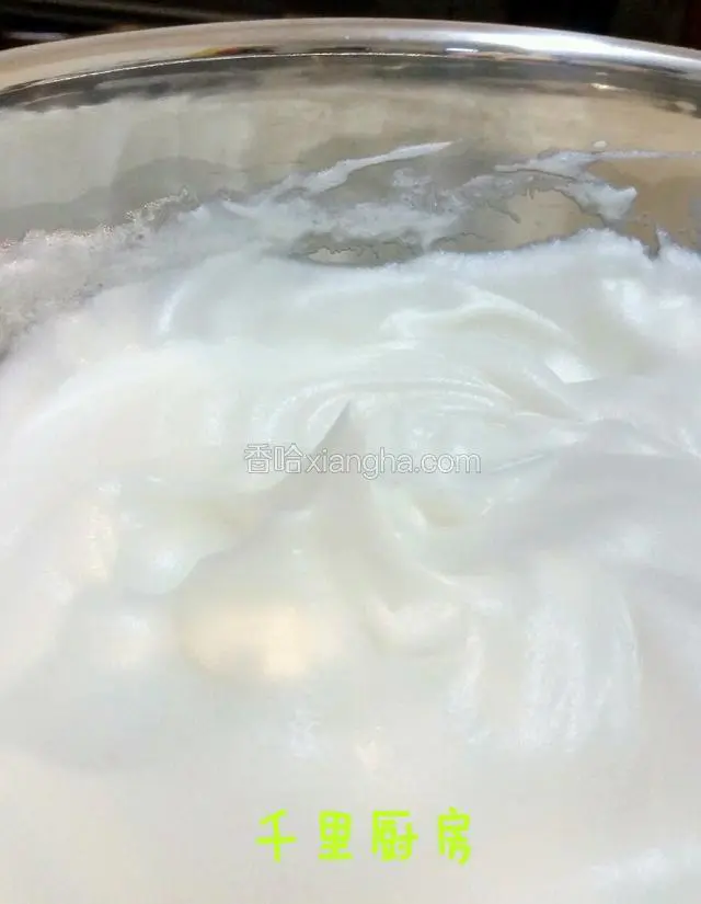 蛋白用電動打蛋器打至粗泡，下檸檬汁攪打，下1/3的幼砂糖，蛋白打至比較密的泡沫時再下1/3的幼砂糖，出現紋路加入余下的1/3幼砂糖，繼續攪打至出現短小直立的小尖角的干性發泡狀態
