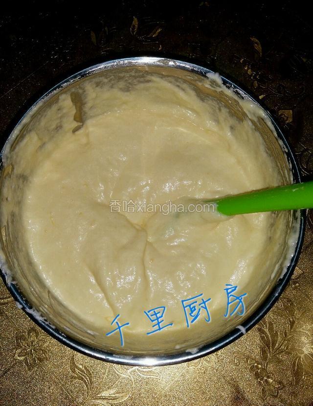 由底部往上翻拌，不要劃圈攪拌，以免蛋白消泡，直至蛋黃糊和蛋白充分混合均勻