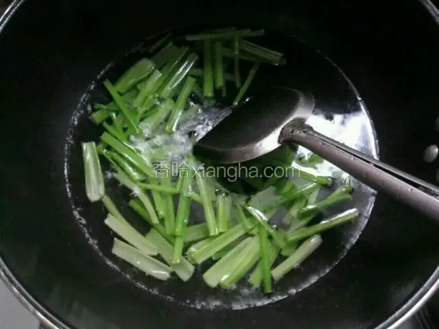 将锅洗净 加入水烧开 把芹菜放入锅内焯一下，颜色略发暗即可，将芹菜捞出 与花生米一起。