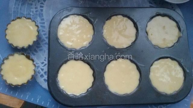 面糊入烤盘九分满，提前把烤盘抹一层油好脱模。