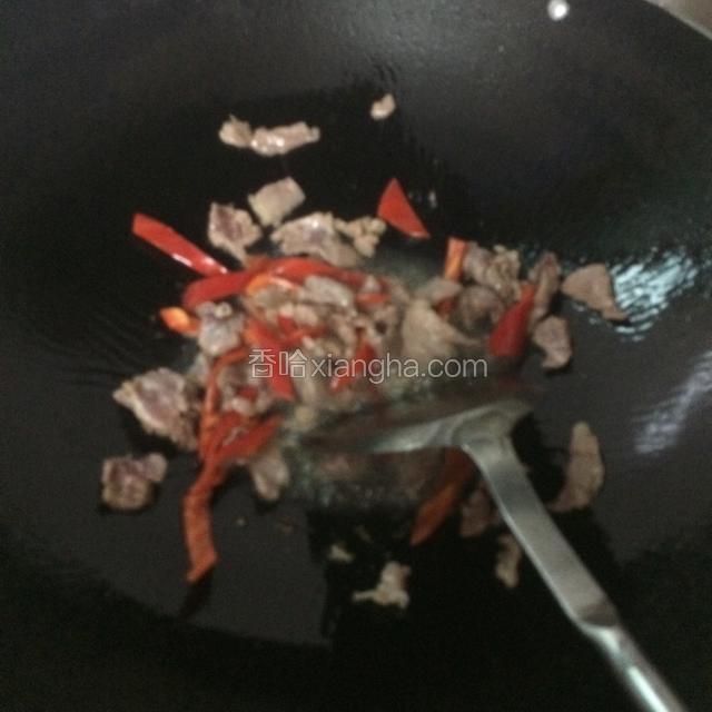 锅烧热下油，放入肉片红椒快速煸炒至肉片变色…