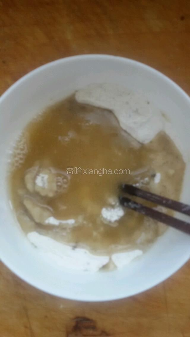 锅中烧少许油，油热交在放油酥面碗中。拌匀。