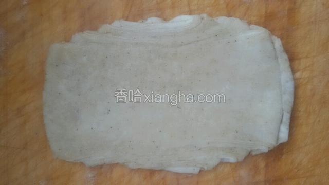 在把面挤擀开在卷好。