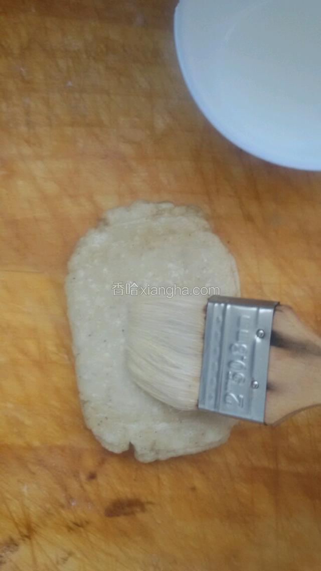 卷好揪出面挤子，抹上淡盐水，粘上黑芝麻。