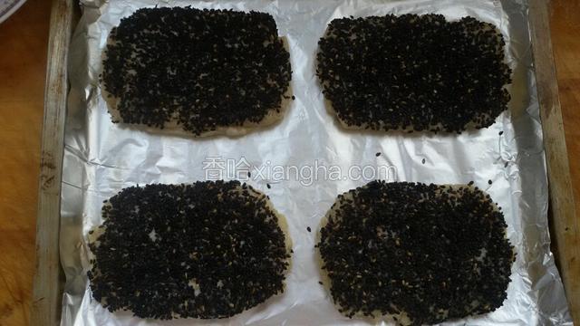 烤箱提前预热180度上下火，烤15分钟即可。
