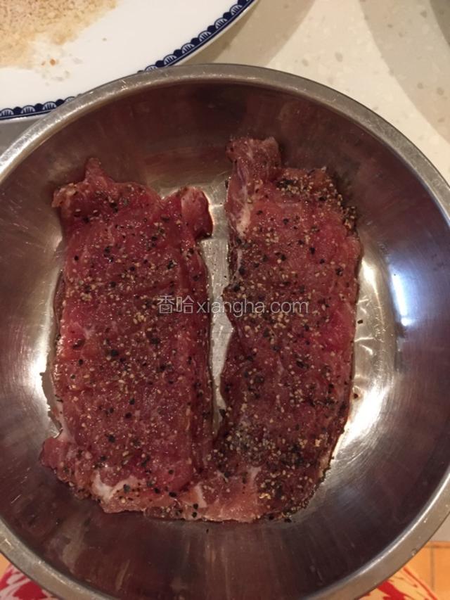 首先切肉，煨肉。
1.　切1厘米厚，长15厘米，宽10厘米。
2.　用刀背敲剁松肉两侧。
3.　加入料酒，黑胡椒碎和盐煨1小时。