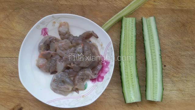 海虾去皮挑出虾线，放入料酒，干淀粉，盐，姜粉抓匀，黄瓜用刀去嚷切片。