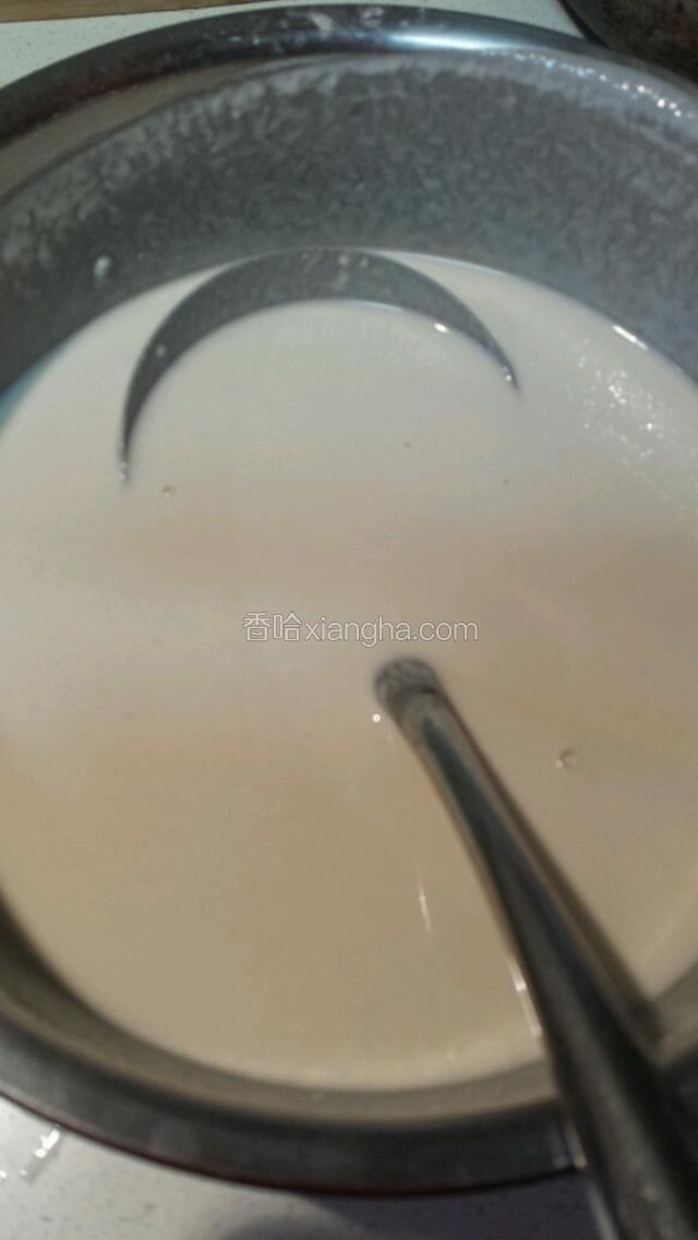 将面粉倒入盆子里，加水搅拌成无颗粒面糊。（如果是普通粉加入一勺盐，以提高筋度），放30分钟。
