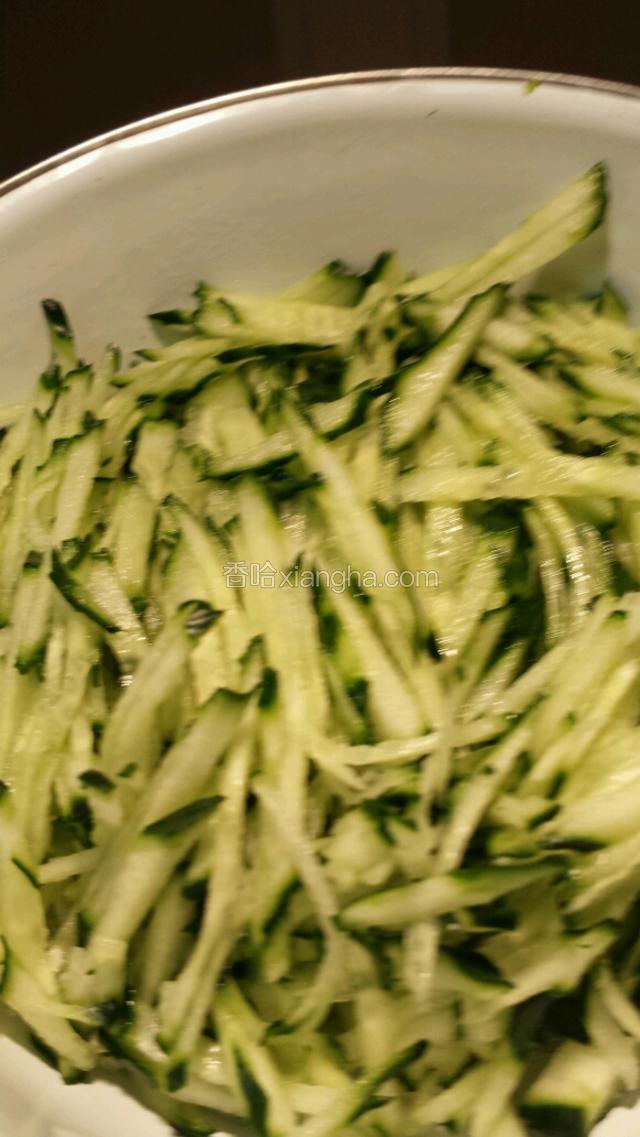 将黄瓜切丝，豆芽焯水