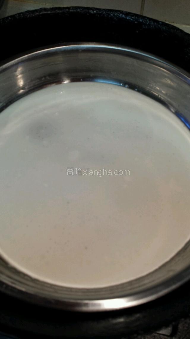 罗罗里抹油，加一勺面糊摇匀，锅里水烧开后放入罗罗，盖盖3分钟，将罗罗提出放入冷水盆里，1分钟后就可以揭下。