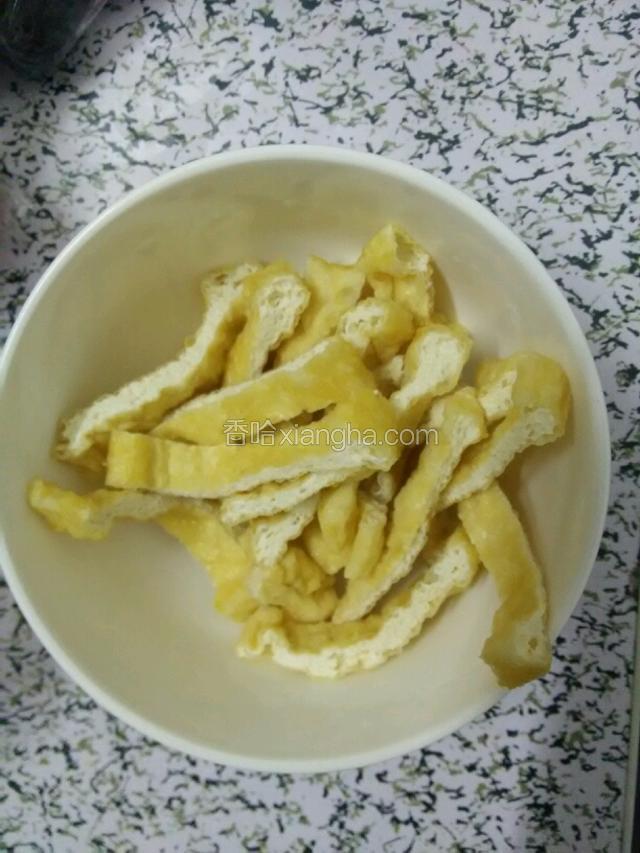 把豆腐干切好待用。
