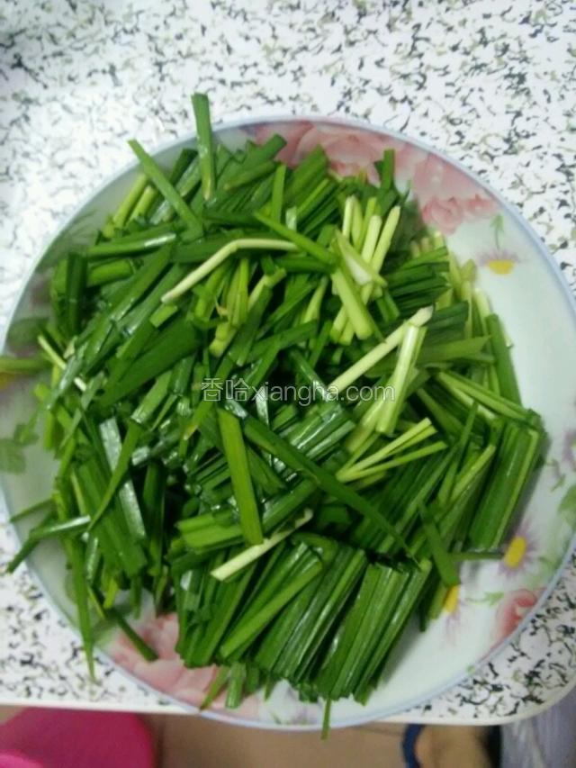 韭菜洗干净切段。
