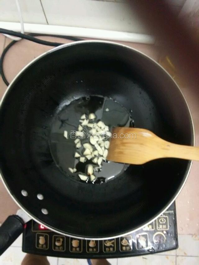 把蒜拍烂，下油爆炒一下，香一点。