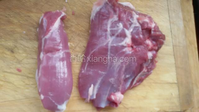 分割这块用大葱爆羊肉。是羊腿肉中最嫩的。