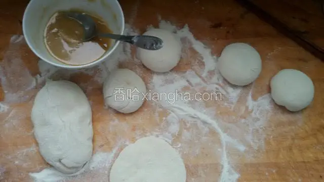 水面和好醒半小时。油酥面少许放碗中(油，十三香，盐)拌匀。
