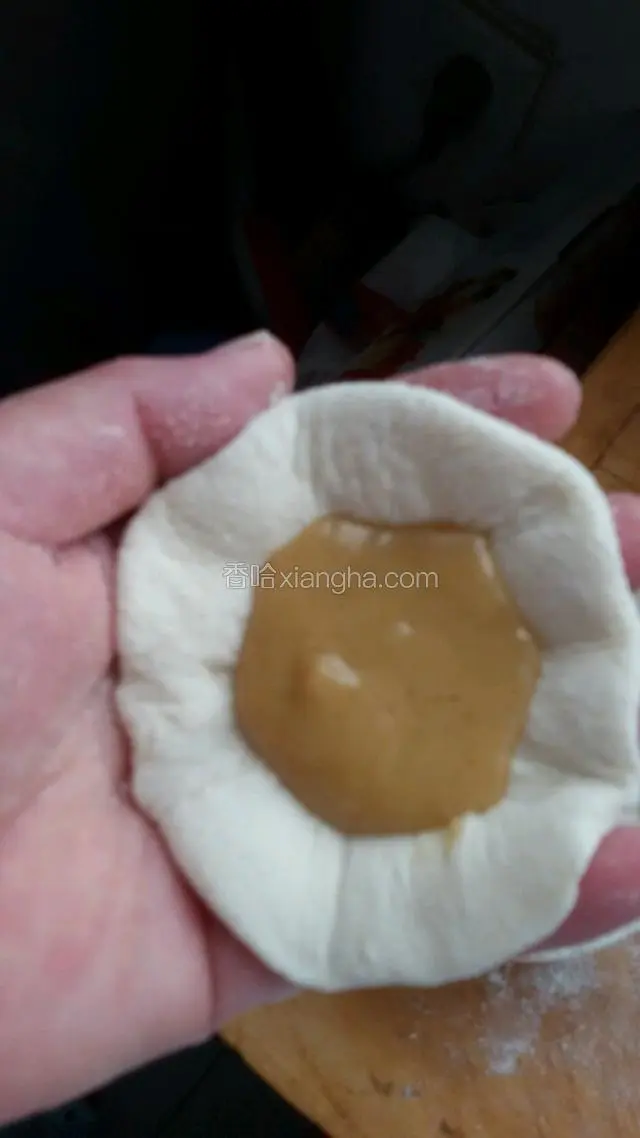 水面挤擀干包入少许油酥，捏紧口。