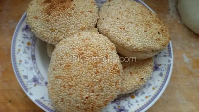 烤好的空心烧饼，用刀切开一边开口放热气。