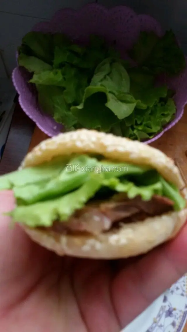 稍晾加入生菜，酱牛肉或荷包蛋即可食用。