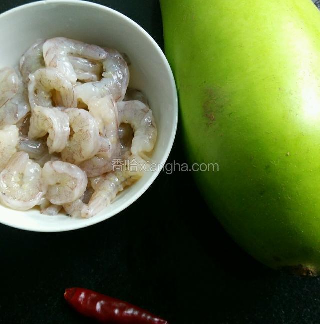 准备食材:  虾仁  葫芦  辣椒（辣椒放不放随自己喜欢）