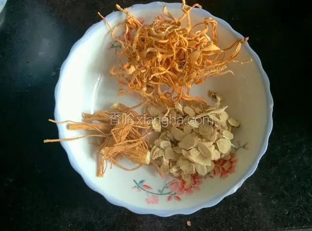 将当归，黄芪，虫草花用清水一下，装入盘中，等待备用