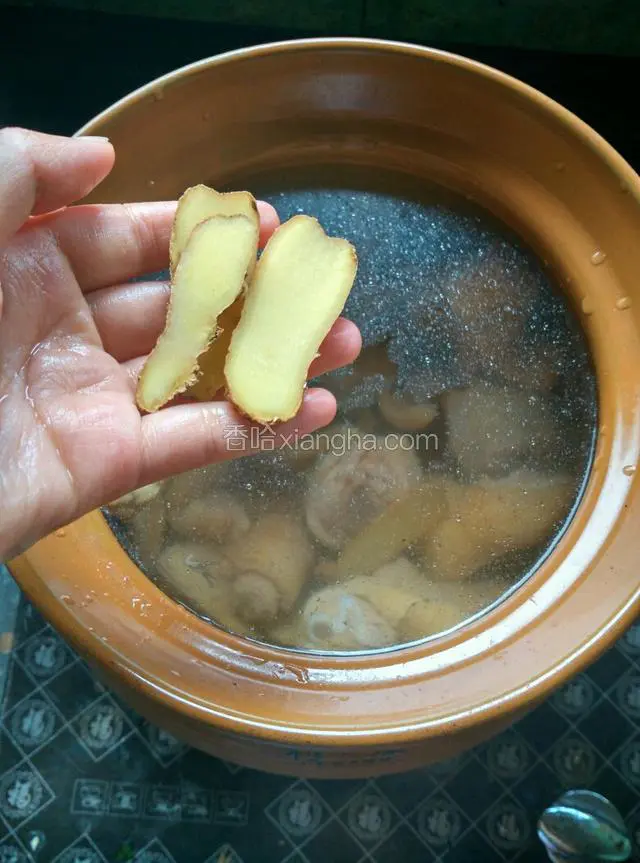将除过水的鸡肉，捞起来，掺水放入砂锅里，然后放入姜片。