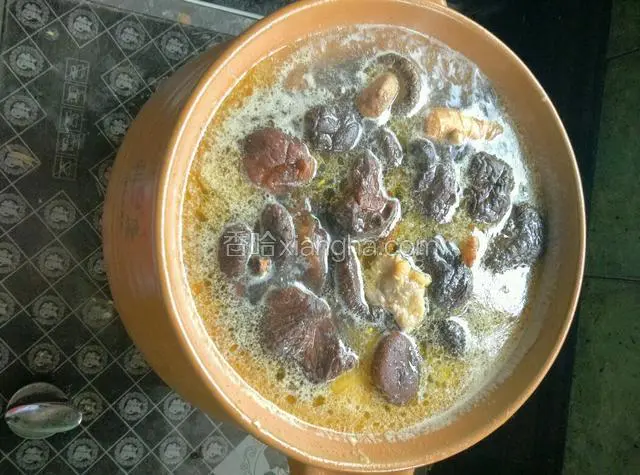 将砂锅里水烧开后，放入香菇木耳，虫草花，当归，黄芪，红枣，炖两小时左右。