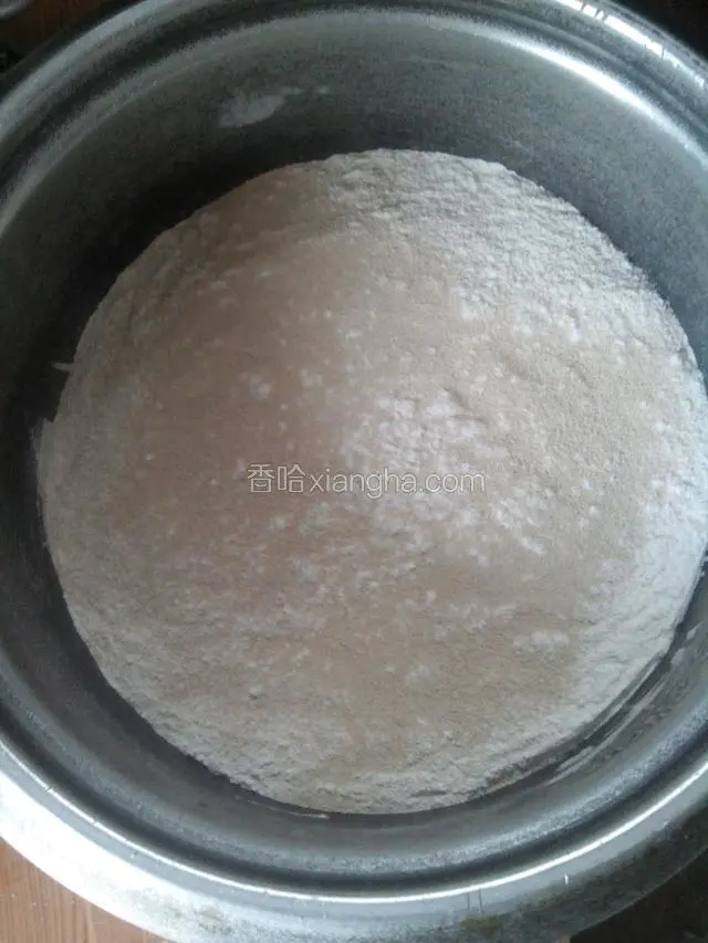 酵母我是撒在面粉里面的，在把面粉搅和搅合