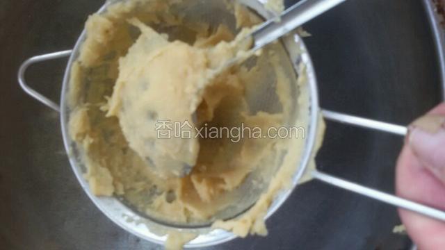 在过筛，过滤豌豆茸。