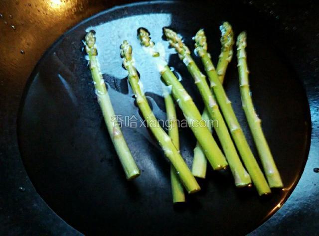 锅里放水！加少许盐，烧至水开，放入芦笋汆烫两分钟！捞出过冷水！